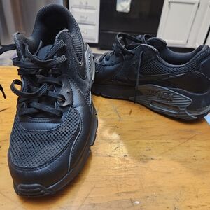 Nike Black Sneakers with Breathable Mesh and Cushioned Sole